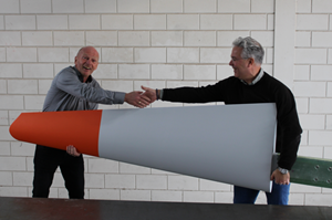 Arnold Timmer of We4Ce hands over the blade to Rikus van de Klippe of TouchWind Source We4Ce